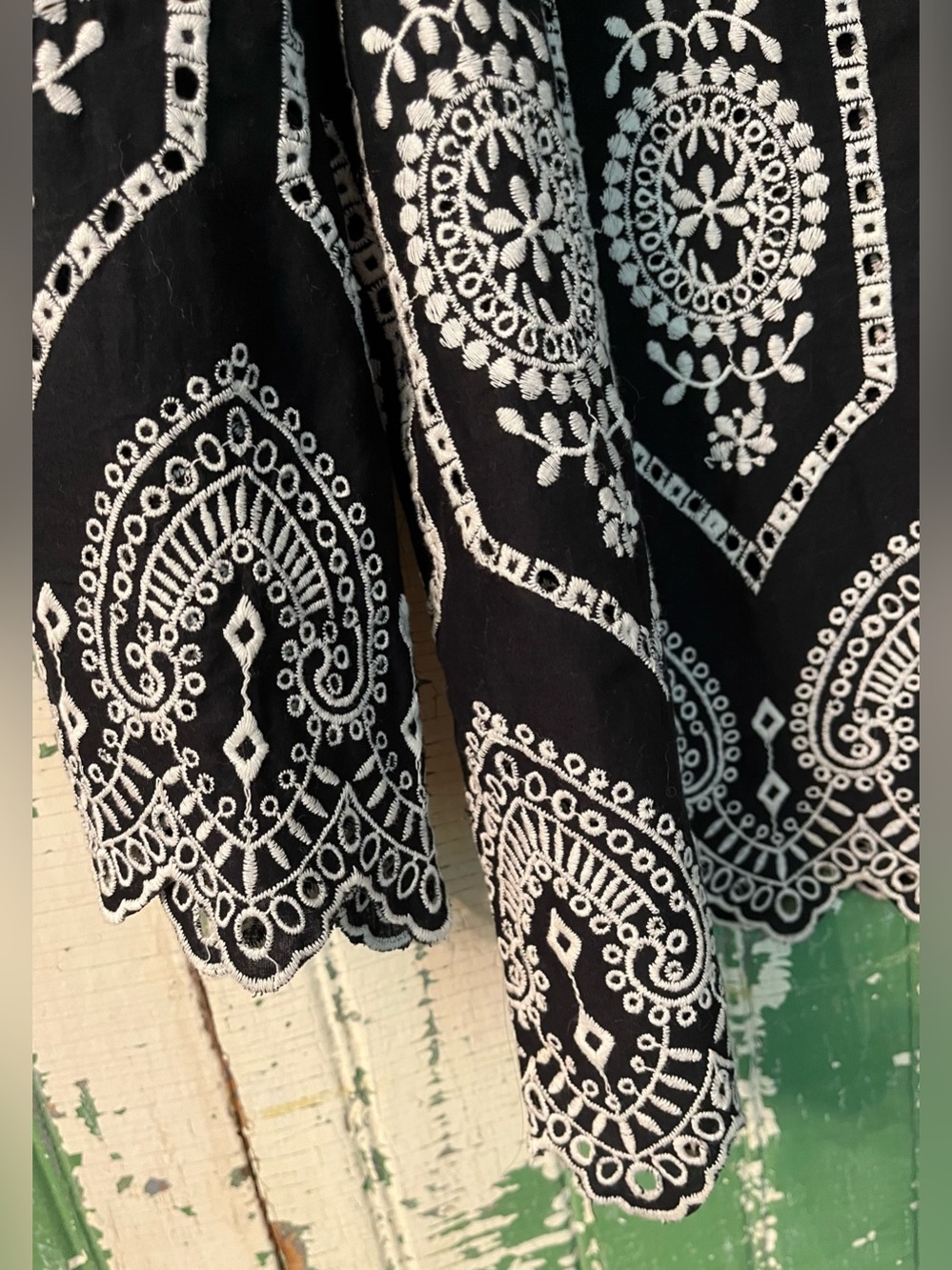 GAP Blouse Cotton Black w/White Embroidered Floral Border Size Large
